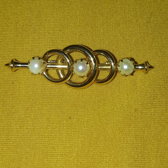 Faux Pearl Brooch - Picture 1 of 4